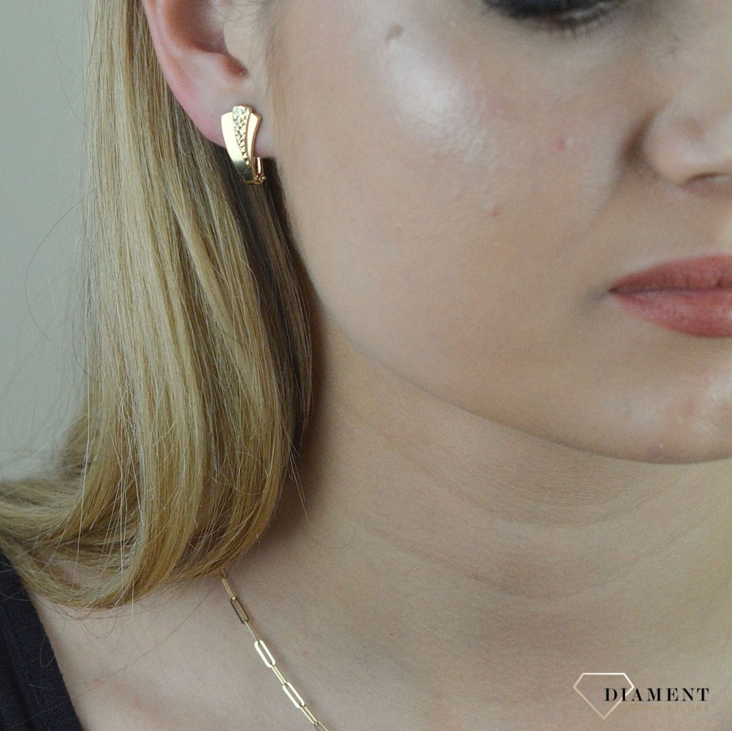 Kolczyki złote grawerowane pr 585 KL 9246B. Delikatne złote kolczyki na angielskie zapięcia wykonane są z 14-karatowego złota idealnie będą prezentowały się do codziennego użytku. Idealny prezent na każd.png